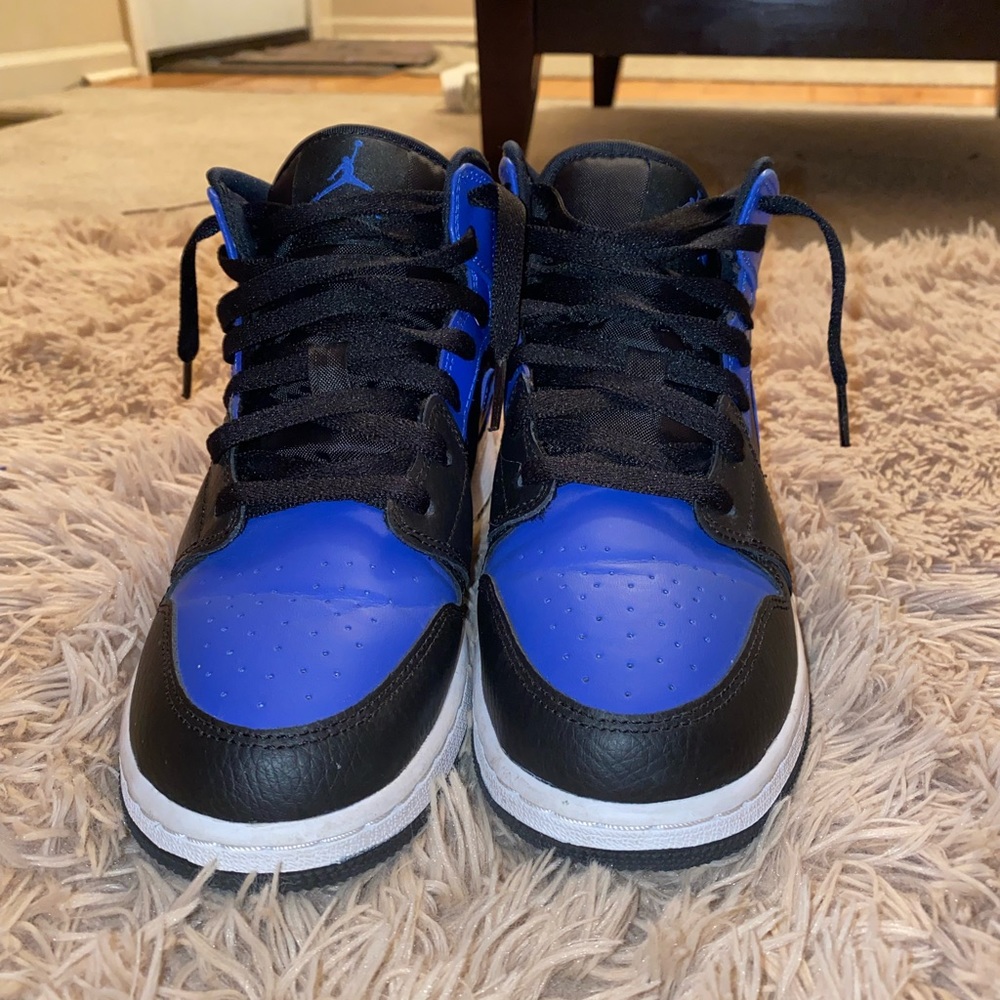 Jordan 1 mids,black and blue,Slight Crease in good shape.6y, 7.5 or 8 in women